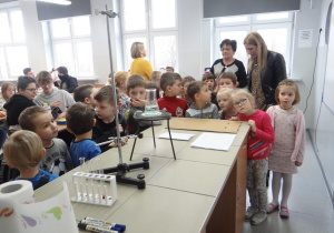 Tropiciele na zajęciach w bibliotece w SP nr 12