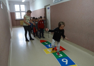 Tropiciele na zajęciach w bibliotece w SP nr 12