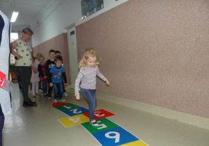 Tropiciele na zajęciach w bibliotece w SP nr 12