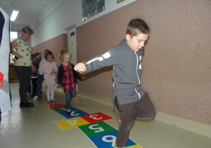 Tropiciele na zajęciach w bibliotece w SP nr 12