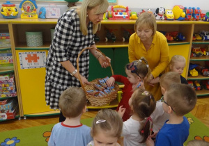 maluszki częstują się upominkami