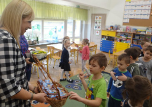 Tropiciele częstują się upominkami