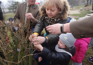 Dokarmiamy ptaki z panem leśniczym