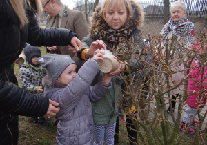 Dokarmiamy ptaki z panem leśniczym