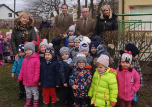 Dokarmiamy ptaki z panem leśniczym