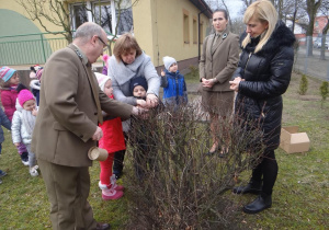 Dokarmiamy ptaki z panem leśniczym