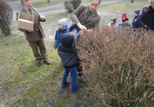 Dokarmiamy ptaki z panem leśniczym