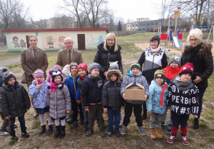 Dokarmiamy ptaki z panem leśniczym