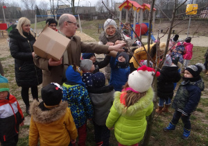 Dokarmiamy ptaki z panem leśniczym