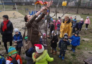 Dokarmiamy ptaki z panem leśniczym