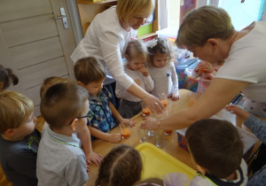 Poszukiwacze częstują się sokiem