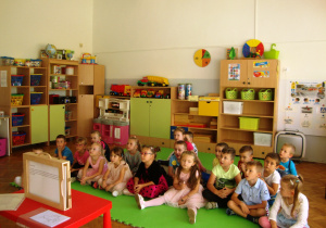 Dzieci słuchają baśni o "Brzydkim Kaczątku"