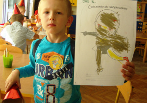 Chłopiec koloruje obrazek