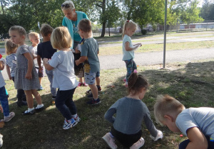 4 latki sprzątają śmieci