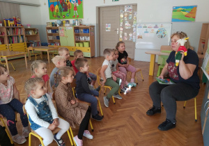 Przedszkolaki słuchaja historii Kozioka Matołka