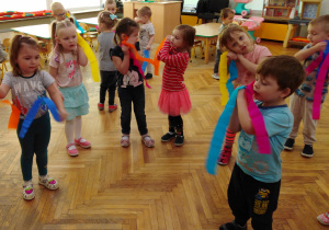 Dzieci tańczą z bibułą