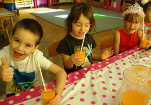 Dzieci określają smak soku