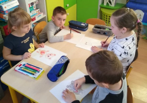 Dzieci rysują kredkami