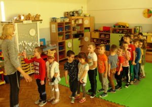 Dzieci podczas zabawy ruchowej