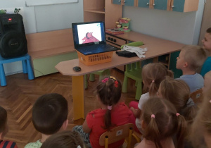 Przedszkolaki oglądają projekcję multimedialną