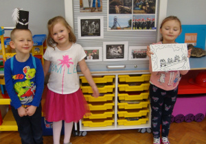 Dzieci z Myślicieli prezentują swoje rysunki kopalni