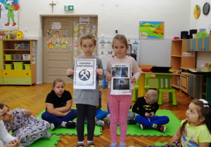 Dziewczynki z Tropicieli prezentują ilustracje związane z górnikiem