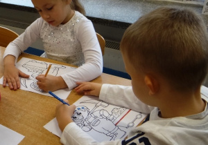 Dzieci kolorują rysunek górnika