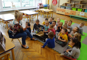 Nauczycielka prezentuje dzieciom bryłkę węgla