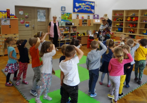 Dzieci podczas zabawy ruchowej z nauczycielką