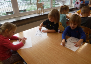 Dzieci rysują kopalnię