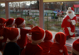 Odkrywcy machają do Mikołaja przez okno