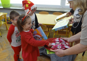 Pani wicedyrektor częstuje Tropicieli słodyczami