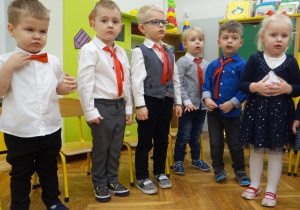 Przedszkolaki z radością śpiewają piosenkę