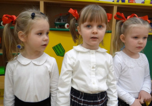 Trzy dziewczynki recytują wierszyk