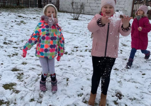 Dzieci cieszą się ze śniegu
