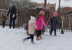 Dzieci lubią śnieg
