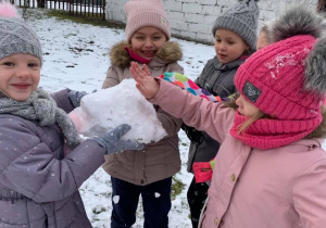 Dzieci określają właściwości śniegu
