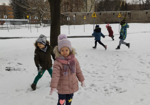 Dzieci bawią się śniegiem