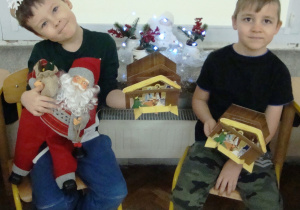 Dzieci z Myślicieli z bożonarodzeniowymi pracami plastycznymi