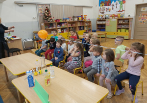 Dzieci obserwują eksperyment z poruszającym się balonem