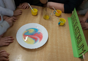Przedszkolaki oglądają eksperyment kolorowe mleko
