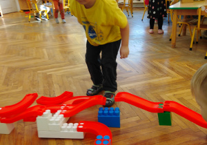 Chłopiec buduje most