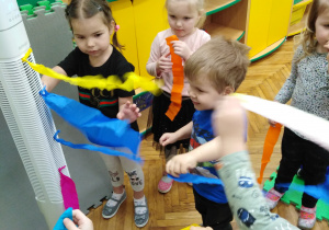 Dzieci bawią się paskami bibuły