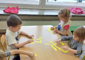 Dzieci tworzą wzory z prostokątów