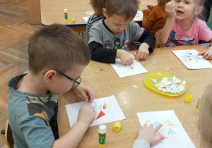 Dzieci przyklejają trójkąty