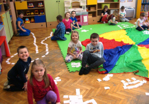 Dzieci układają wzory z prostokątów
