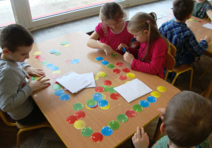 Dzieci układają wzory z kół