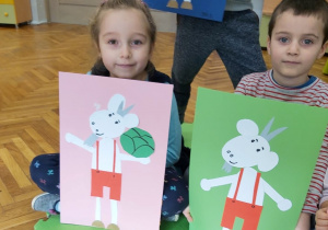 Przedszkolaki ze swoimi portretami Koziołka