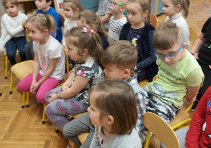 Przedszkolaki słuchają nowinek o Kaszubach
