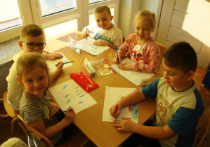 Przedszkolaki rysują kropelki wody